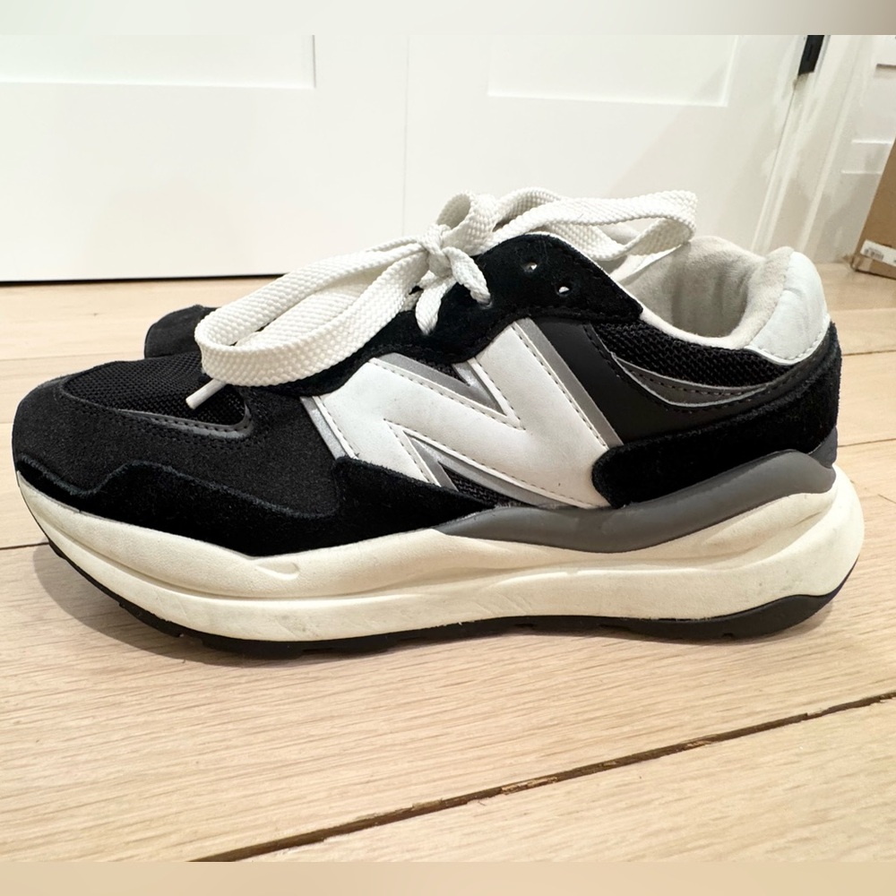 New Balance 5740 Black White Chunky Dad Sneakers Size 9 - Picture 2 of 5
